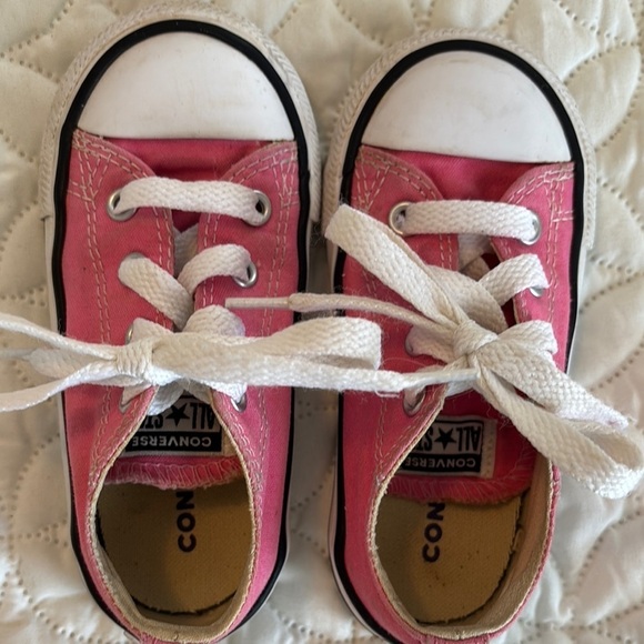 Converse Pink and White Low-Top Kids Sneakers Size 7 EUC! - Picture 2 of 9